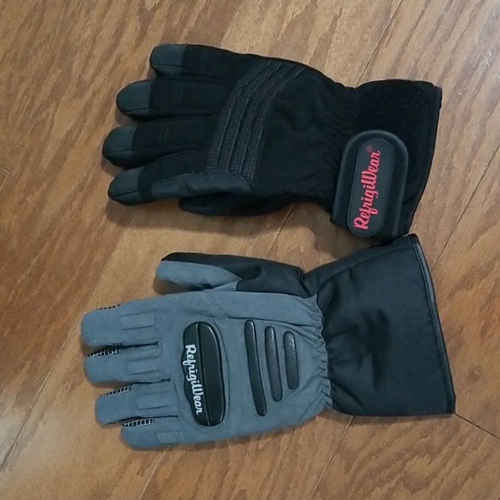 Refrigiwear Mix matched sz large xl gloves